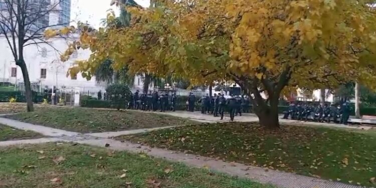 Protesta e thirrur nga Berisha, ‘blindohet’ Parlamenti, ja sa efektivë policie janë në terren