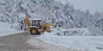 Reshjet e borës gjatë natës, ARRSH njofton për situatën në të gjitha akset, apel për drejtuesit e mjeteve: Pajisuni me goma dimërore dhe zinxhirë