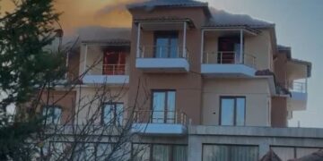 Shpërthen në flakë hoteli në Devoll, zbardhen dyshimet e para