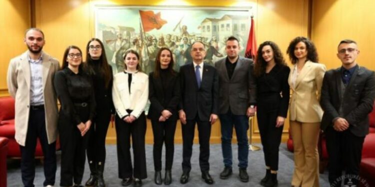 Begaj uron Ditën e Rinisë me studentët që kryejnë praktikën në Presidencë: Energjia juaj është shpresëdhënëse