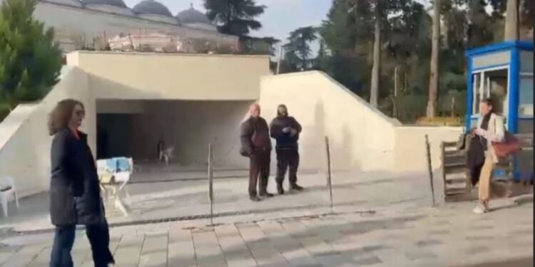 Kuvendi voton për heqjen e imunitetit të Berishës, e bija Argita i bashkohet protestës