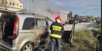 Shkrumbohet nga flakët makina në Fier, shpëton shoferi