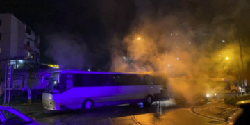 Tmerr në autostradë, përfshihet nga flakët autobusi me pasagjerë, zbardhen detajet e para