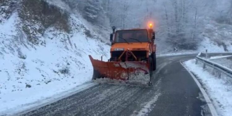 Reshjet e dëborës në juglindje, si paraqitet gjendja e rrugëve