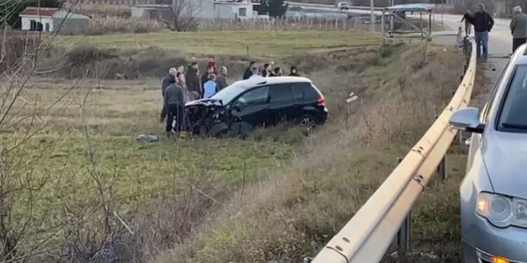 Aksident i rëndë në vend, automjeti përplaset me trafikndarësen, zbardhen detajet e para