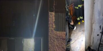 Digjet banesa në Berat, ishte lyer nga jashtë me benzinë, dyshohet për zjarrvënie të qëllimshme