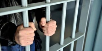 Shefi i policisë së burgut të Drenovës akuzohet për futje sendeve të ndaluara dhe prodhim shitje narkotikëv (detaje)