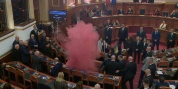 Kaosi në Kuvend, sekretariati i Etikës përjashton me 10 ditë tre deputetë demokratë