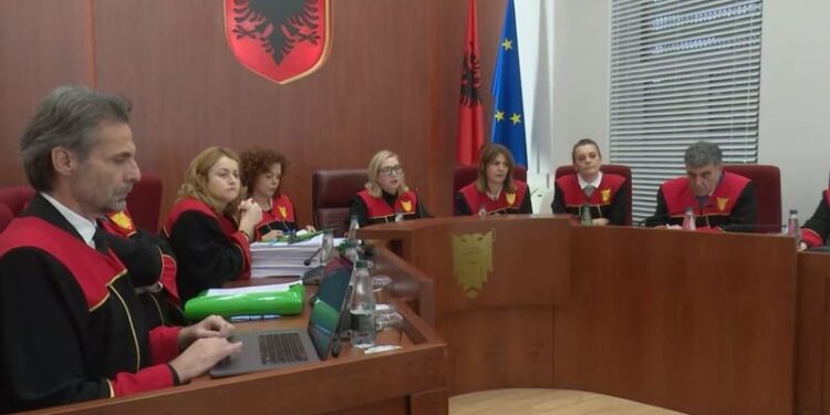 “Provokoi debate të shumta politike”, VOA: Dy padi në Kushtetuese kundër marrëveshjes Rama-Meloni për emigrantët