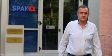 Shkoi për të firmosur para oficerit të BKH, ‘Bombardohet’ me pyetje nga gazetarët, por ish-ministri Beqaj ‘kyç gojën’