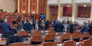 Kaosi në Kuvend, përjashtohen Sali Berisha dhe 5 deputetë të opozitës