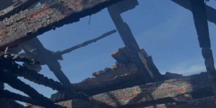 Bie zjarr në një banesë në Burrel, zbardhen dyshimet e para