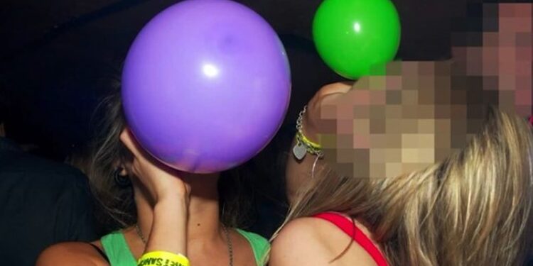 “Trendi” i fundit i tullumbaceve me gaz do të ndalohet me ligj, reagon deputetja socialiste: Shkaktojnë probleme të mëdha neurologjike tek të rinjtë