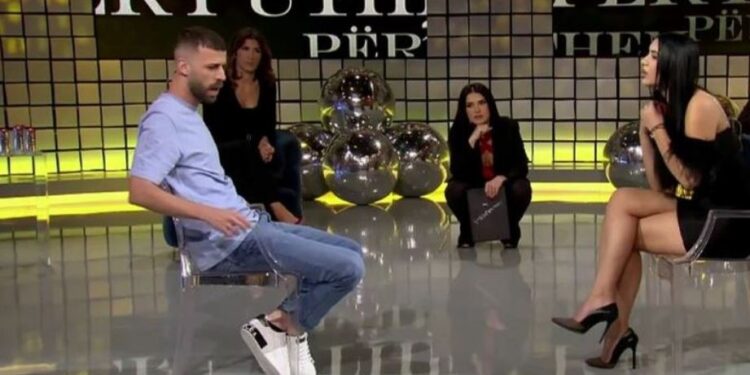 ‘Ti je mësuar të rrish si langaraq rrugëve’! Plas keq në emisionin e dashurisë, konkurentja largohet