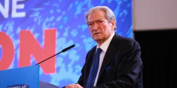 “Rama mendon se do më mbyllë gojën me arrest”, Berisha: Mosbindja civile do jetë vullkani që do të përmbysë diktaturën!