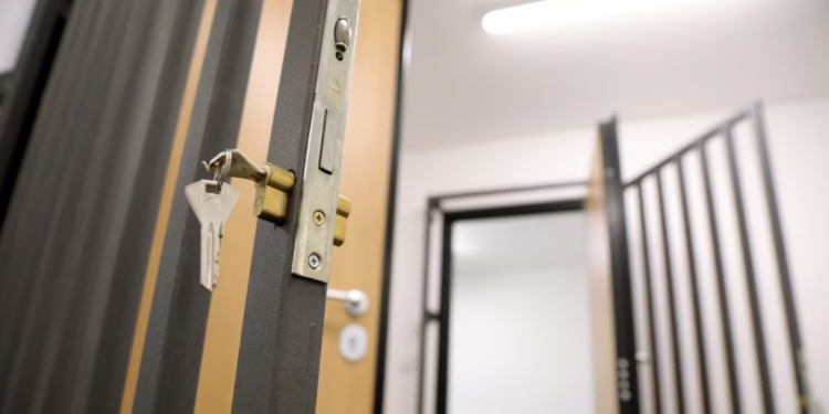 Gjendet celular në një frigorifer në Burgun e Sigurisë së Lartë të Burrelit, ende nuk dihet kujt i përket