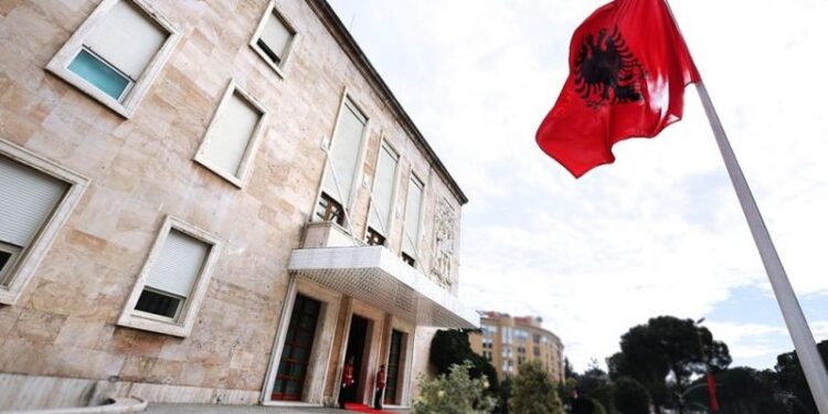 Lirohet nga detyra prefekti i Qarkut të Fierit, ja kush emërohet në vend të tij