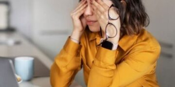 Këto janë rreziqet me të cilat mund të përballeni nëse i fërkoni vazhdimisht sytë