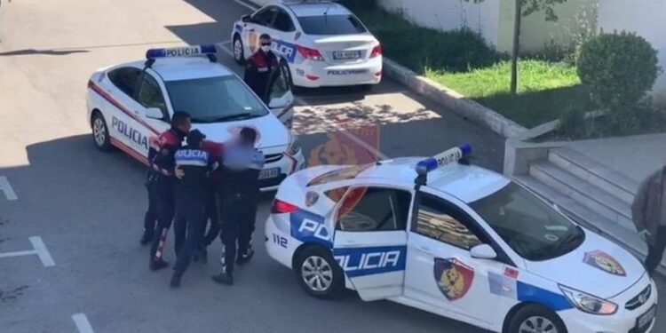 Vodhi paratë në një lokal, e pëson keq 66-vjeçari