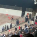 Tension në tribuna, disa tifozë të Elbasanit shkojnë pranë sektorit të miqve, ndërhyn policia