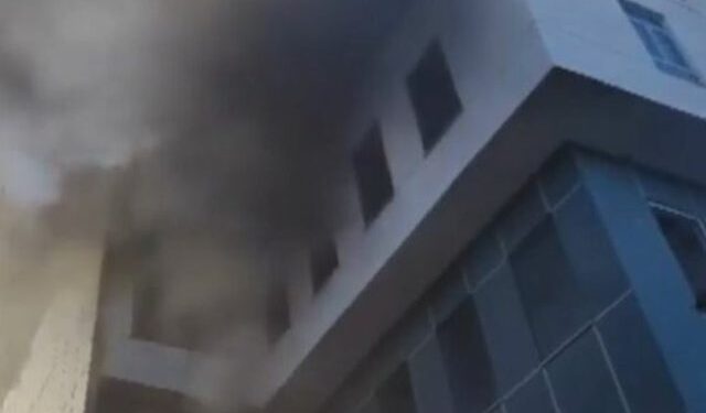 Zjarri në qendrën tregtare në Lushnje, disa persona përfundojnë në spital, zjarrfikësit luftojnë me flakët në pallatin shumëkatësh