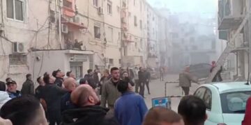 Zjarri vijon të djegë qendrën tregtare, i gjithë shërbimi zjarrfikës i Tiranës niset drejt Lushnjes, situata tepër serioze