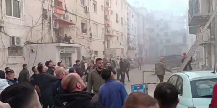 Zjarri vijon të djegë qendrën tregtare, i gjithë shërbimi zjarrfikës i Tiranës niset drejt Lushnjes, situata tepër serioze