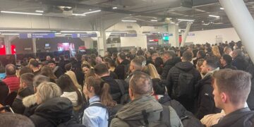 Kaos në Rinas, mijëra udhëtarë të bllokuar: Nuk punon sistemi automatik
