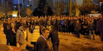 Pas ‘luftës’ me flakët, ja si paraqitet situata në qendrën tregtare në Lushnje