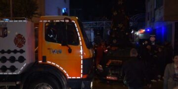 Zjarri në Lushnje, shkak dyshohet një shkëndijë në një kondicioner, lokali prej druri përhapi me shpejtësi flakët