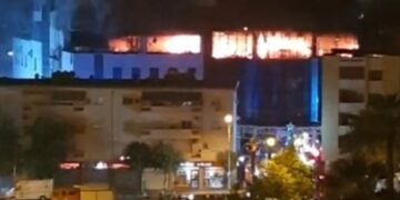 Zjarri në Lushnjë del jashtë kontrollit, përfshihet nga flakët i gjithë kati i fundit i qendrës tregtare