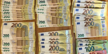 Shqipëria sekuestroi 2.7 milionë € të pa deklaruara në kufi! BE ofron skanera e qen të trajnuar për kontrollin e bagazheve