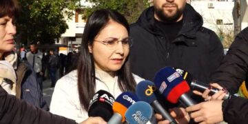 Zjarri shkatërroi pallatin në Lushnje, flet kryebashkiakja: Do t’i kompensojmë pas ekspertizës