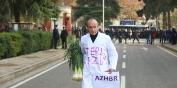 Dash Sula shkon në mënyrë të pazakontë në Parlament