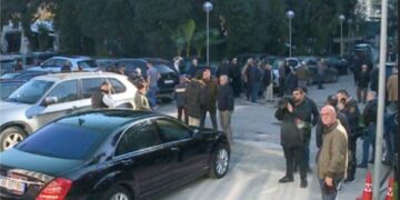 Protesta e opozitës, çfarë po ndodh para selisë së PD