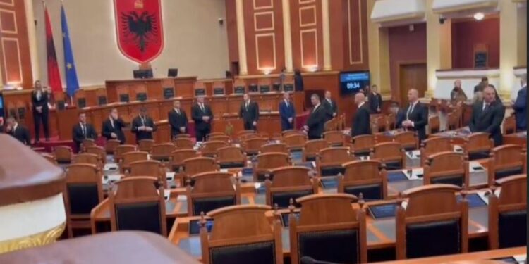 Jashtë Kuvendit përplasje mes deputetëve të opozitës dhe Gardës, çfarë po ndodh brenda në sallë