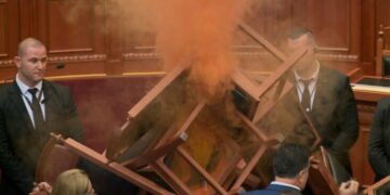 Deputetët e opozitës hedhin tymuese në Kuvend, përjashtohet Flamur Noka