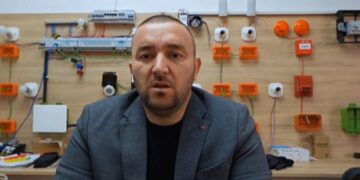 Zjarri në qendrën tregtare në Lushnjë, flet inxhinieri elektrik: Shkak mund të jetë shkëndija elektrike, këshilla për qytetarët