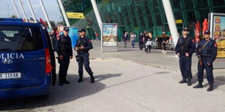 I morën ryshfet një udhëtareje në Rinas, arrestohen dy policët