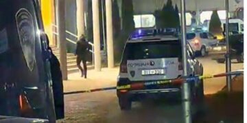 “Kërcet arma” para spitalit, plagosen 2 persona