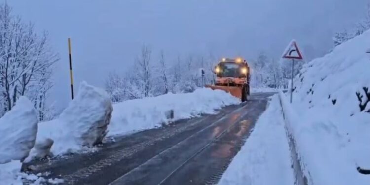 Temperaturat e ulëta në vend, ARRSH: Pajisuni me goma dimërore dhe zinxhirë