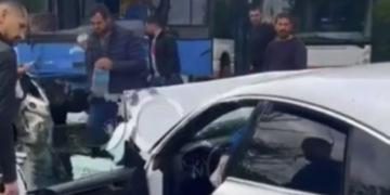 Aksident i rëndë në Tiranë, autobusi përplaset me një makinën, zbardhen detajet e para