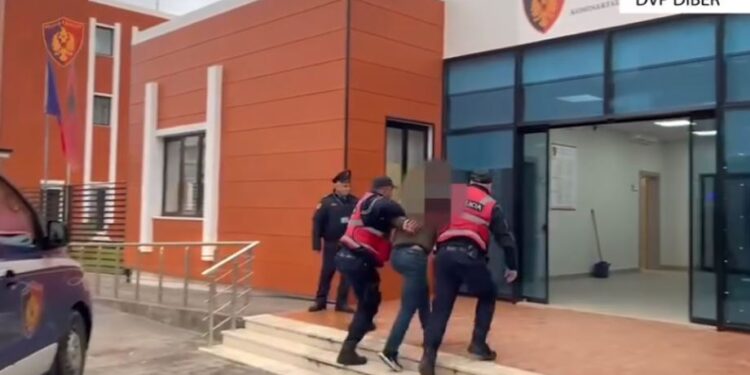I vendosi tritol në shtëpi dhe biznes 54-vjeçarit, arrestohet autori në Burrel, policia i gjen arsenal armësh