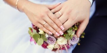 ‘Surprizë’, kantautori i njohur i jep fund beqarisë, kurorëzon dashurinë me ‘gjysmën e tij’