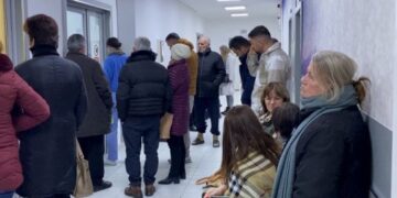 Virozat e stines mbushin spitalet, mjekët tregojnë se cilat janë grupmoshat e prekura më shumë