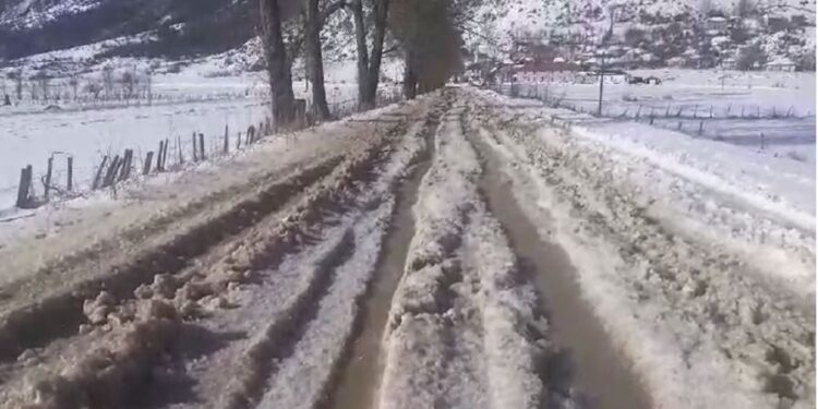 Kaos në aksin Librazhd-Peshkopi, bllokohet qarkullimi i të gjithë automjeteve