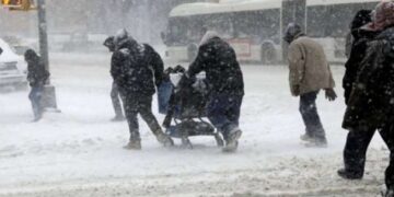 ‘Çmendet’ moti, dëborë dhe acari ‘pushtojnë’ Evropën dhe SHBA