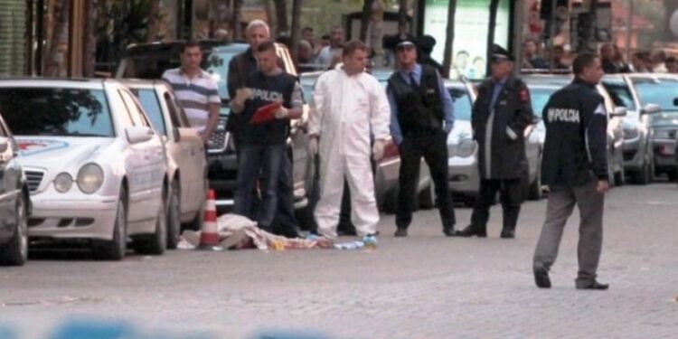 Krimi brenda familjes në Tiranë, zbardhen emrat, ja kush janë dy vëllezërit që ndërruan jetë