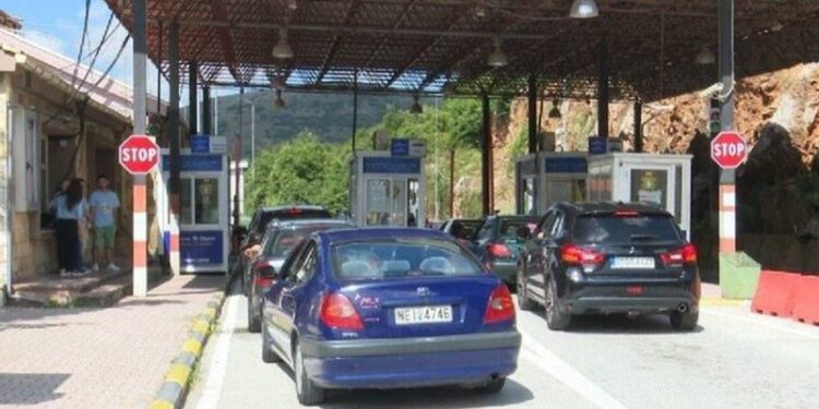 Qytetarët i kthehen normalitetit, lum makinash në Kapshticë