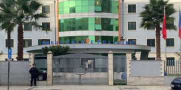 Nëna e tre fëmijëve i dha fund jetës pas abuzimit në rrjetet sociale, merren në pyetje kolegët e punës